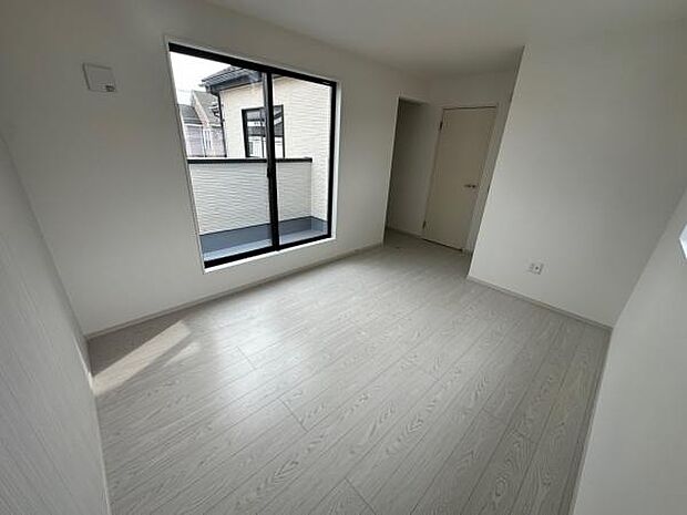 ゆったり休むことができるゆとりの寝室です。バルコニーに出入りすることができます。