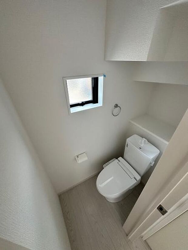 階段下を有効的に使ったお手洗い。小窓もついて換気もできます。