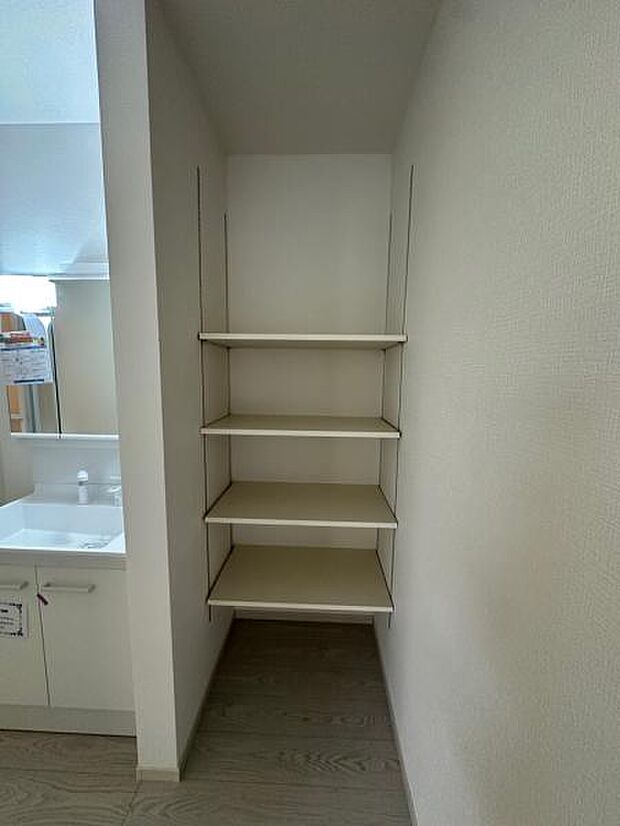 脱衣スペースにあるリネンスペース。洗剤やタオルをスッキリ収納できます。