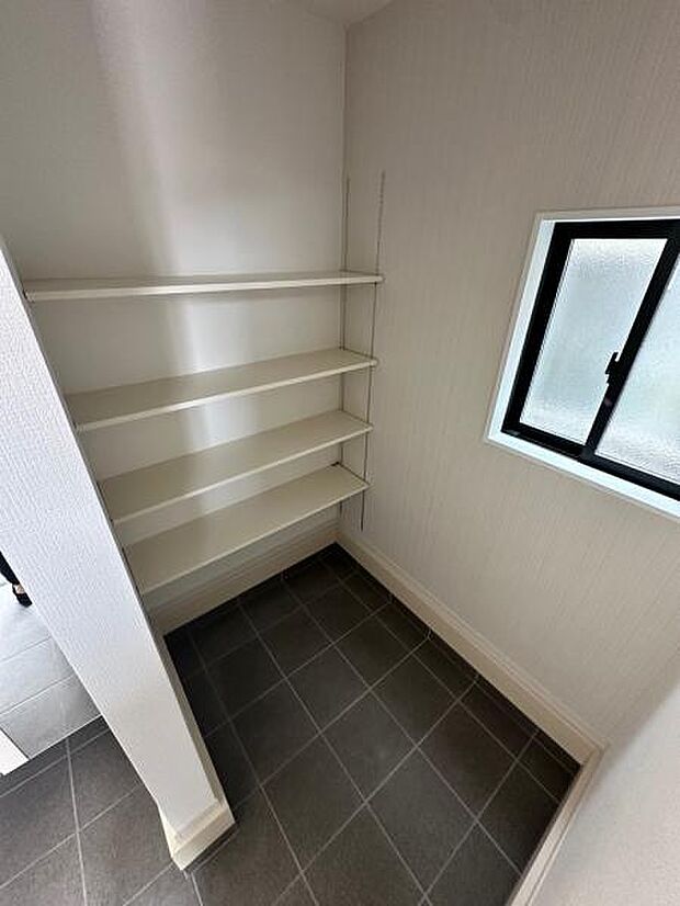 土間収納には棚が付いており、アウトドアグッズなどをしまっておくことができます。