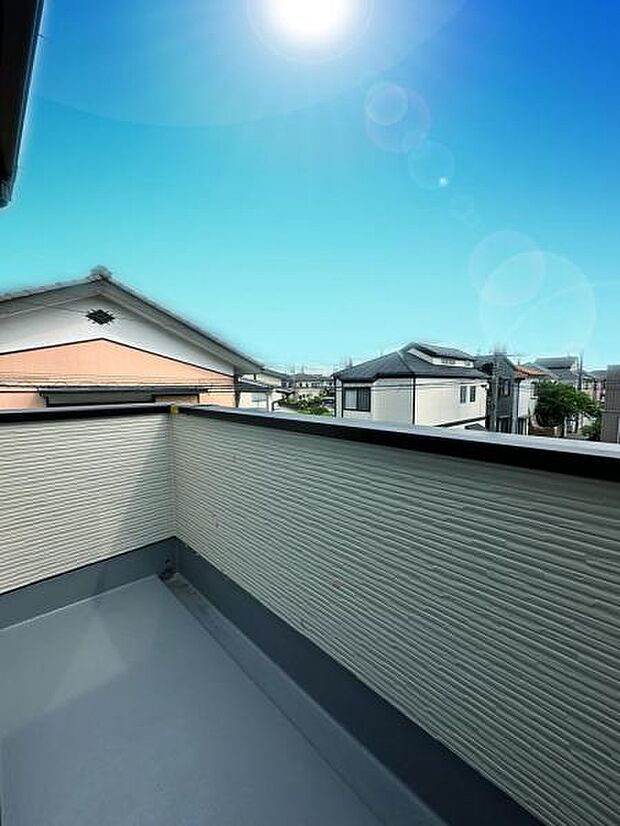 南向きバルコニーでお洗濯も良く乾きそう。