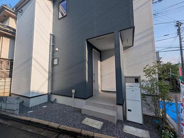 玄関ポーチには屋根も付いており、傘を折りたたんでから帰宅できます。