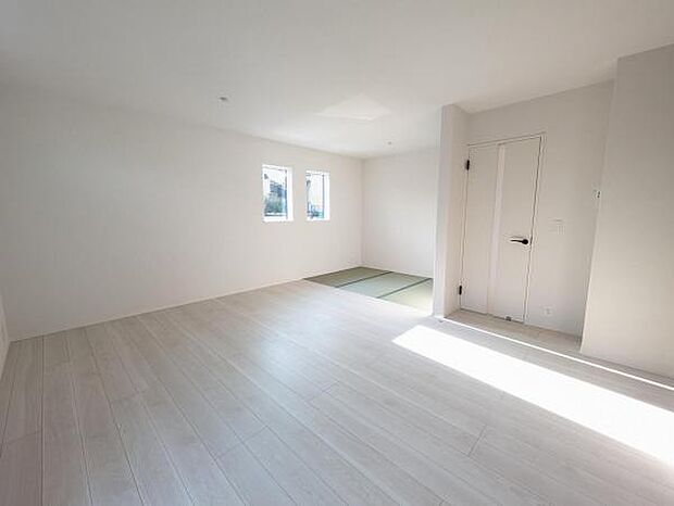 リビングは解放感もあり、陽の光も入り明るく照らしてくれます。