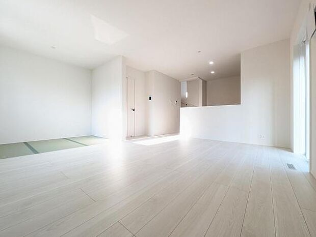 18帖の広々リビングです。ソファやテーブルも難なく置ける、広々とした空間です。