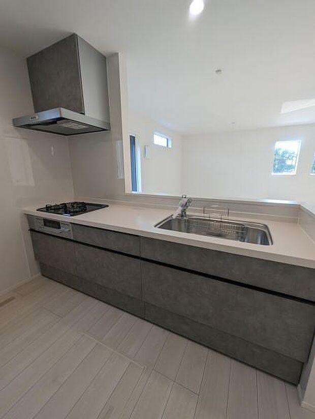 対面式のカウンターキッチンはお料理中でも家族との団欒を楽しめます。