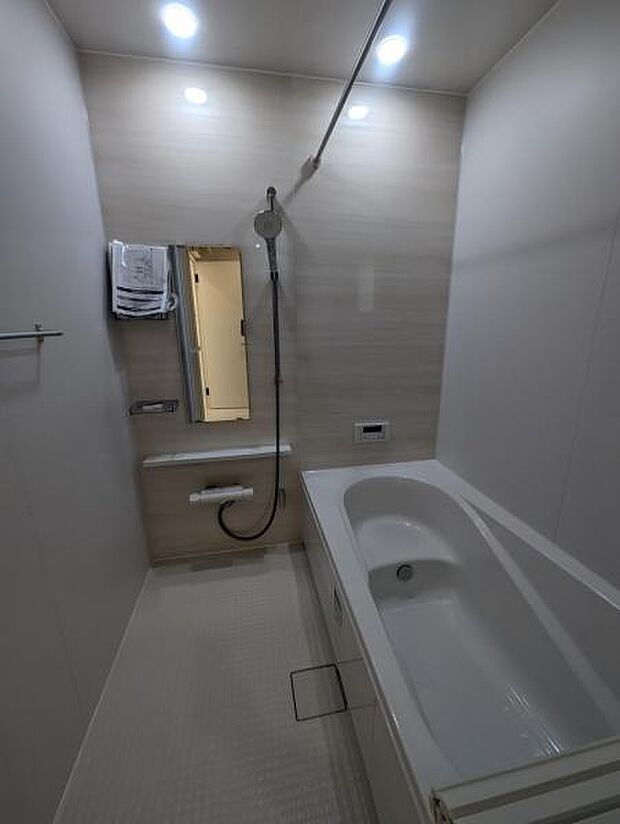 半身浴も楽しめる浴室です。寒い日でも安心の浴室乾燥暖房機も付いています。