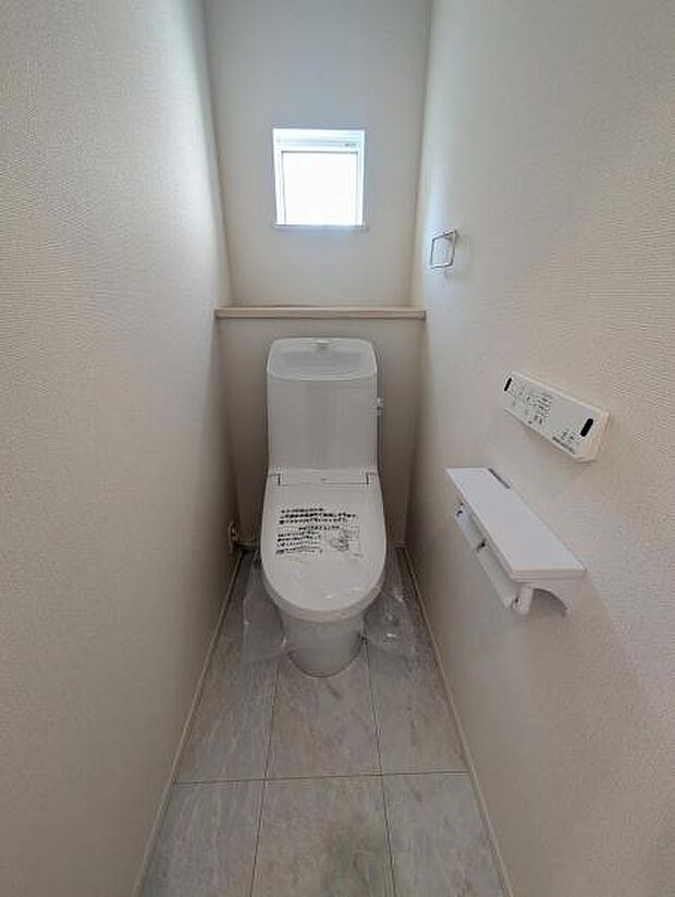 トイレの様子です。採光窓もあり、換気も十分です。