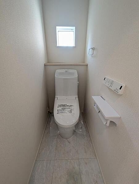 トイレの様子です。採光窓もあり、換気も十分です。