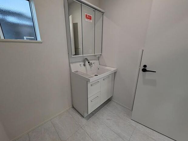 人気の三面鏡タイプの洗面台です。鏡の裏にも棚があるので収納豊富です。