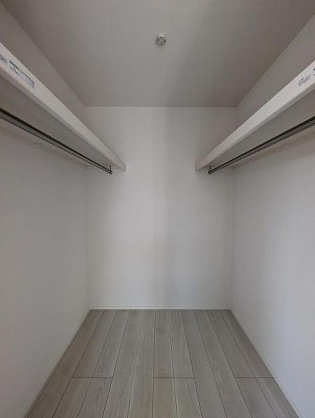 主寝室には夫婦のお洋服もしっかり収納できる広々WICがございます。