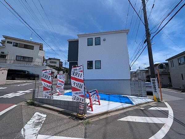 開放的な角地。接道道路も三方ともに広々。