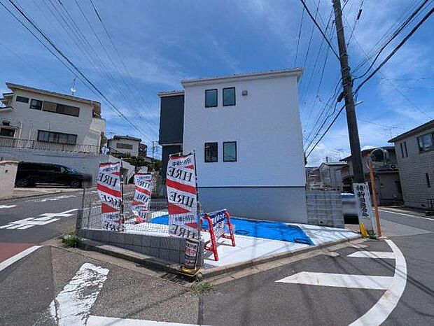 開放的な角地。接道道路も三方ともに広々。