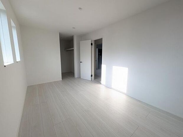 主寝室である7.5帖の洋室です。大きめのベッドでも十分入る広さです。