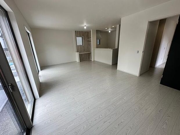 豊富な収納のある約20帖のリビング。横長LDKでどこにいても明るい団欒空間。