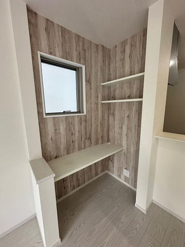 ダイニングにプラスの空間。お子様の勉強スペースや家事デスク等としてもおすすめ。