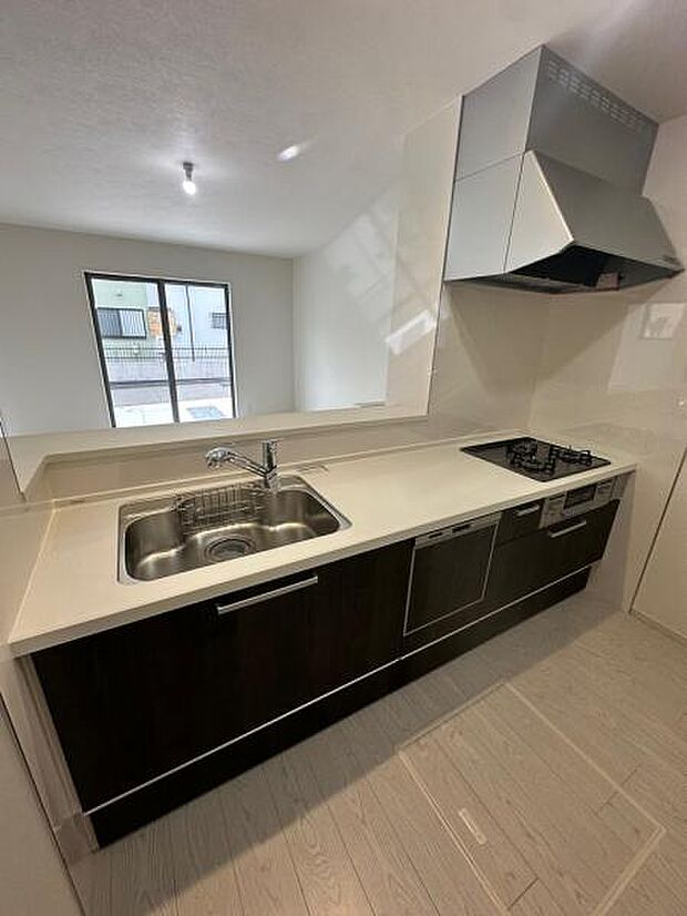 リビング全体を見渡せるオープンキッチン。家事の救世主、頼れる食洗機付き。