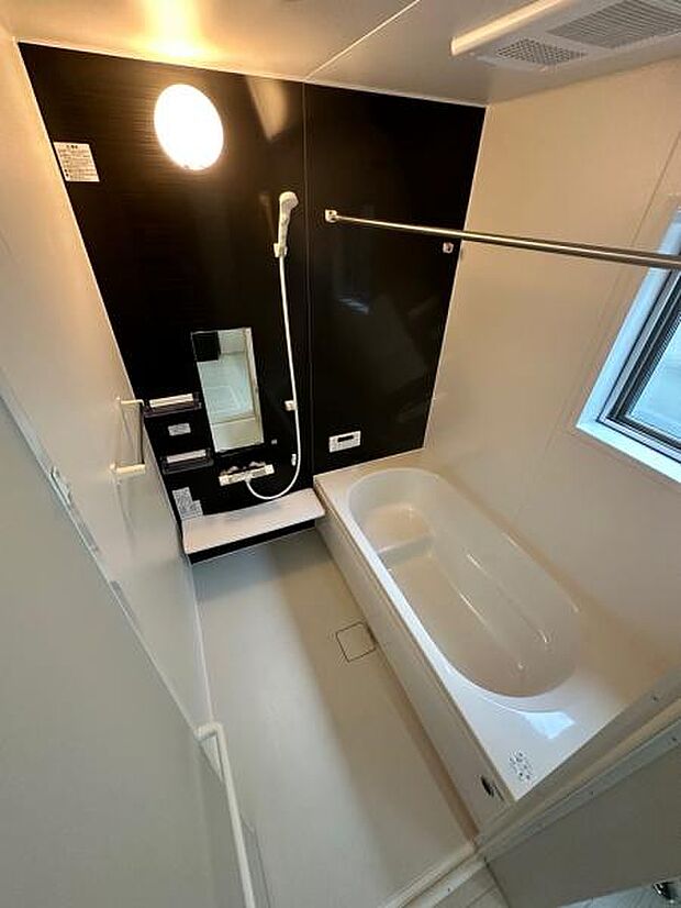 半身浴ステップ付バスタブのあるバスルーム。安心して親子入浴も出来、節約も叶う快適バスルーム。