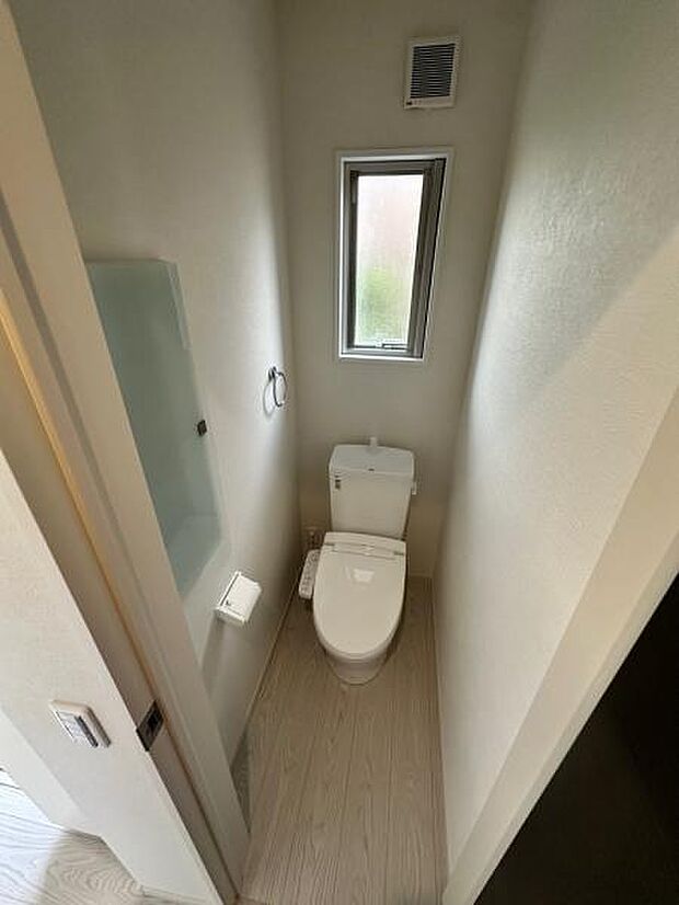 トイレ収納ってないと意外にも不便・・を解決したトイレ収納付き。ガラス戸収納がポイント。