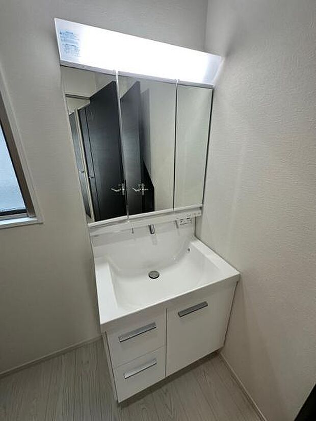 洗面下収納は扉タイプと引出しタイプの収納。高さあるものの収納には扉タイプ、毎日使用する見やすく取り出しやすい物は引出し収納が便利。