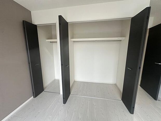 嬉しい2箇所収納スペース。仕事用、プライベート用等分けて使えて便利。