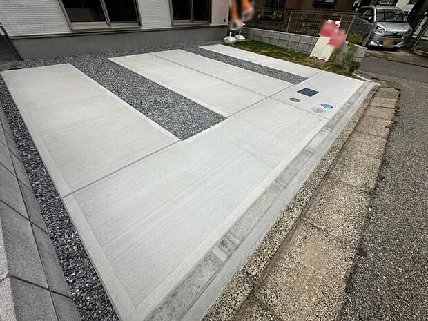 2号棟 駐車場は並列で2台可能です。