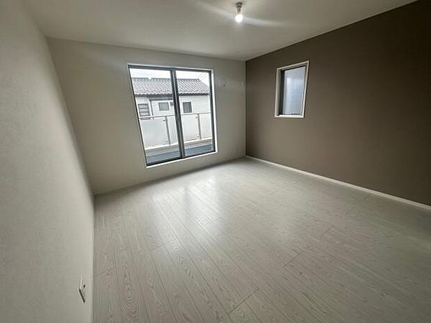 8.5帖の主寝室には落ち着きあるブラウンのアクセントクロスを採用。