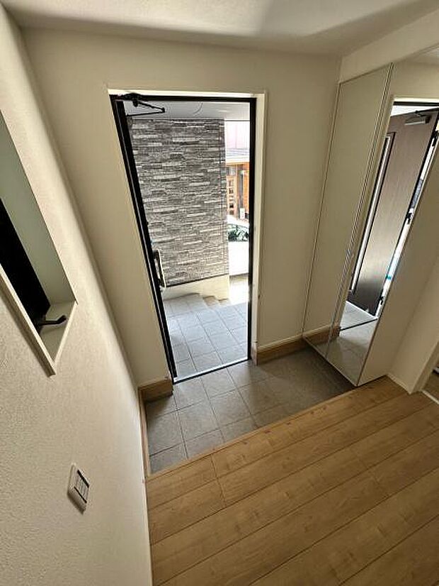 道路がすぐ見えるような造りではないため、玄関がごちゃごちゃしていても