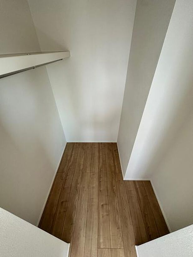 3階8.2帖の洋室にあるウォークインクローゼット。スペースにゆとりがあります。