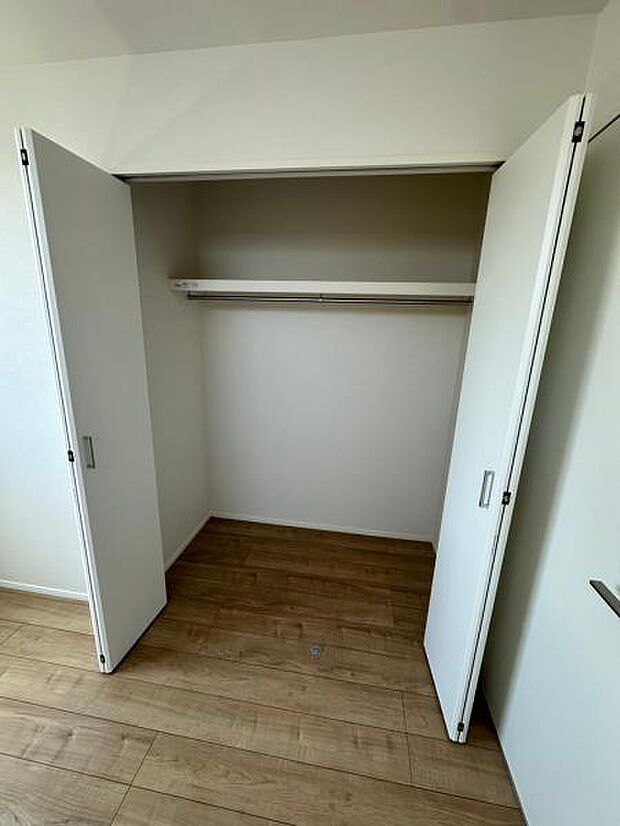 奥行たっぷりチェストも収まるクローゼットは各居室についています。