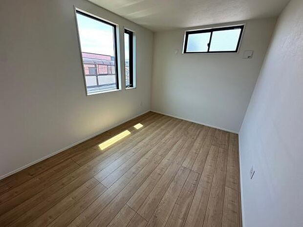 3階なので窓から望む景色は気持ちが良いです。そんな景色を毎日楽しめる8.2帖の主寝室。