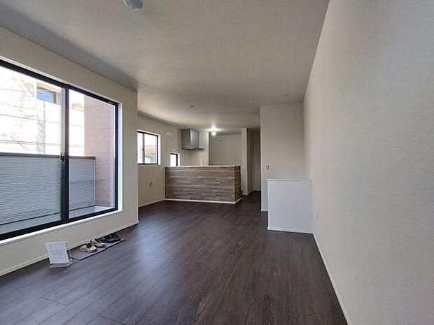 （5号棟） 17.8帖のリビング。奥まで見通しも良いですね。