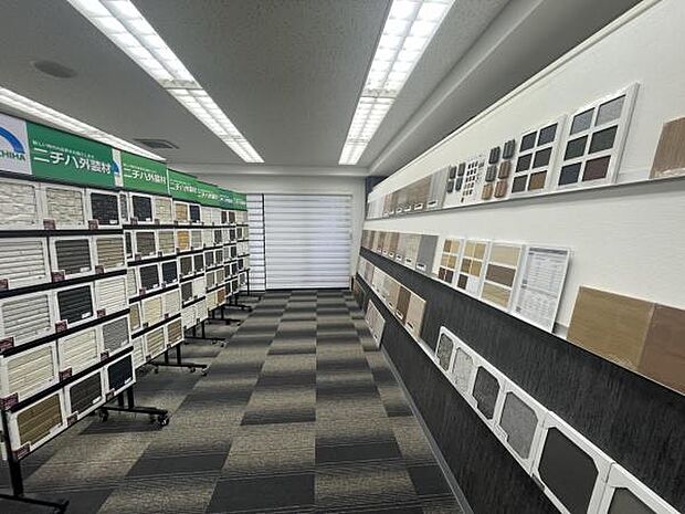 TIOMOでは外壁材の見本をご覧いただけます。実際に日に当てたり、色味を直接確認いただけます。