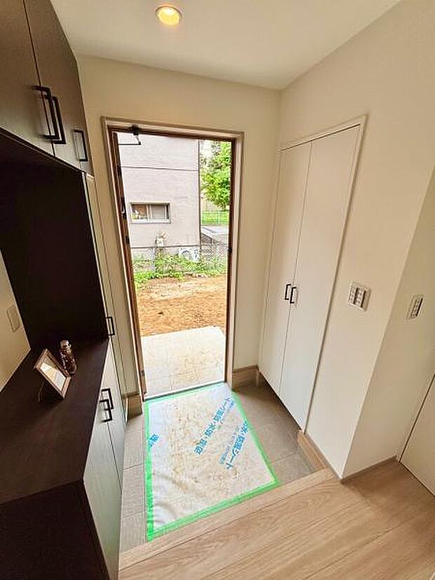 B号棟 両脇に収納のついた収納豊富な玄関。身だしなみチェックもできる姿見もついています。