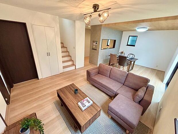 B号棟 広々19.5帖の明るいLDK。折下天井、アクセントクロスなどこだわりのつまった空間です。