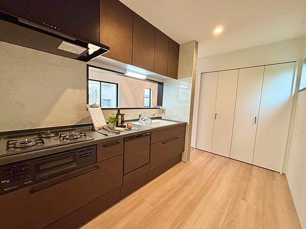 B号棟 カウンタータイプでありながら、独立性も保たれたキッチン。横には大容量パントリーがあります。