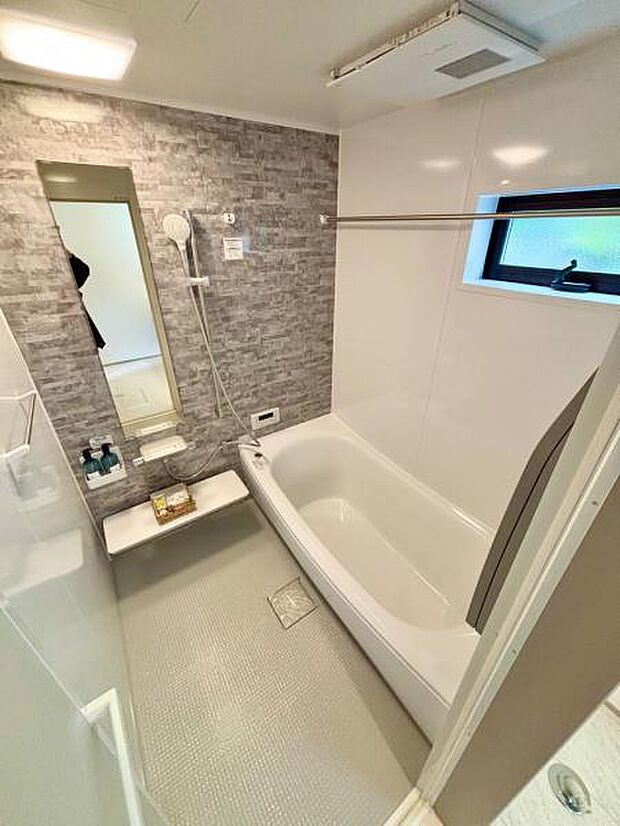 B号棟 ほっカラリ床、魔法瓶浴槽と、快適なお風呂時間が過ごせそうな1坪タイプのお風呂です。