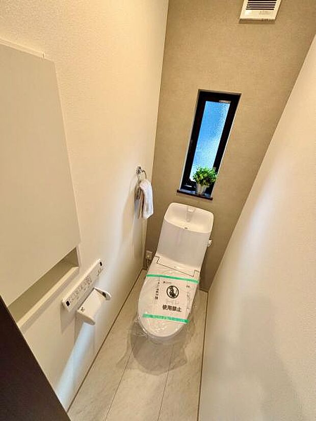 B号棟 収納や小窓のついた使い勝手のいいトイレ。もちろんウォシュレット付きです。