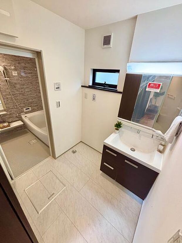 B号棟 洗面所は洗濯機を置いてもじゅうぶんな広さがあります。洗面台は人気の三面鏡タイプです。