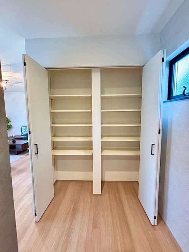 B号棟 ご覧の通り大容量のパントリー。食品や日用品のストックもここにすっきり収納できます。