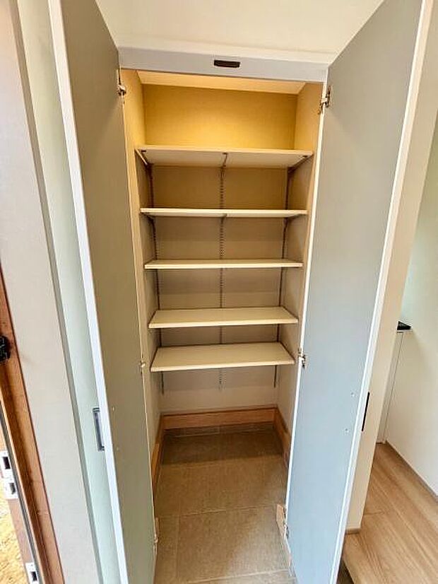 B号棟 靴だけでなく、アウトドア用品もすっきり収納できる玄関収納です。