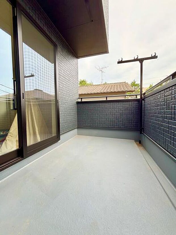 B号棟 洗濯物もゆったり干せるバルコニー。2部屋から出入りできます。