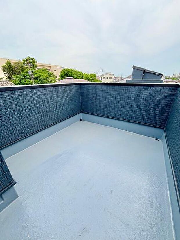 B号棟 広々ルーフバルコニー。テーブルや椅子をおいてのんびりするのもいいですね。