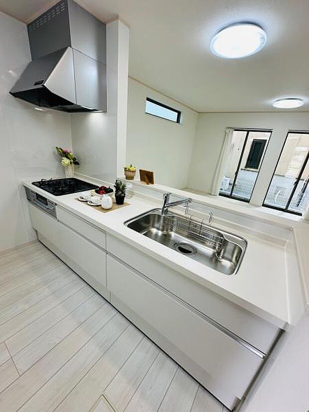 B号棟 ホワイト基調の広さや清潔感も感じられるキッチン。