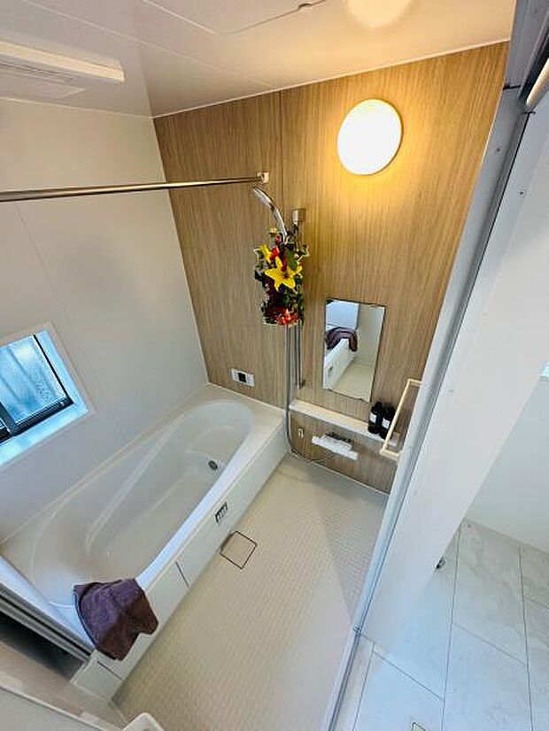 B号棟 ナチュラルな木目調が心落ち着くバスルーム。浴室暖房換気乾燥機付き。