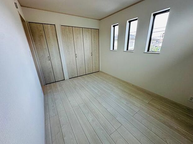 B号棟 家具を置いてもゆとりある6帖。