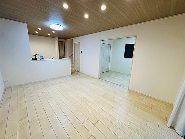 （A号棟） 15帖の広々としたリビングです。洋室も合わせると20帖以上となります。