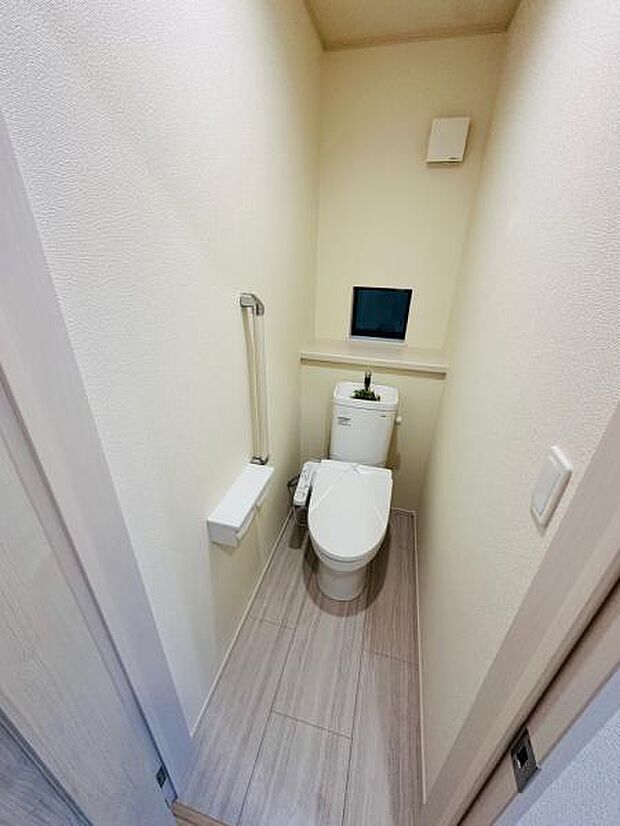 （A号棟） 長く住むからこそ立ち座りの補助の手すりがありがたいですね。