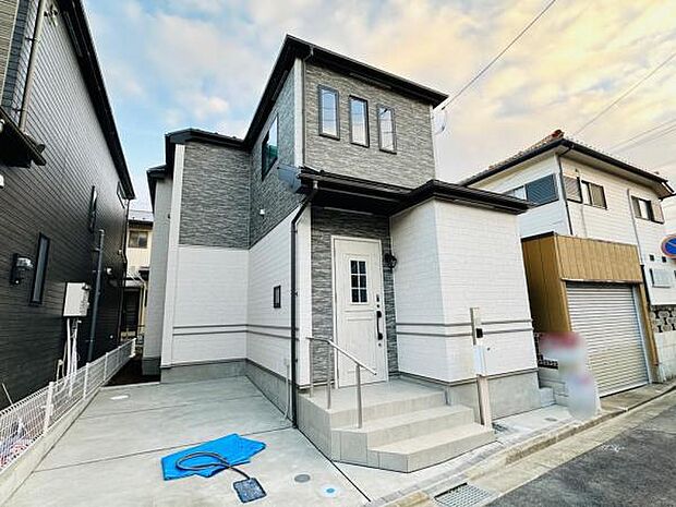 A号棟 グレーとホワイトベースの高級感ある外観。