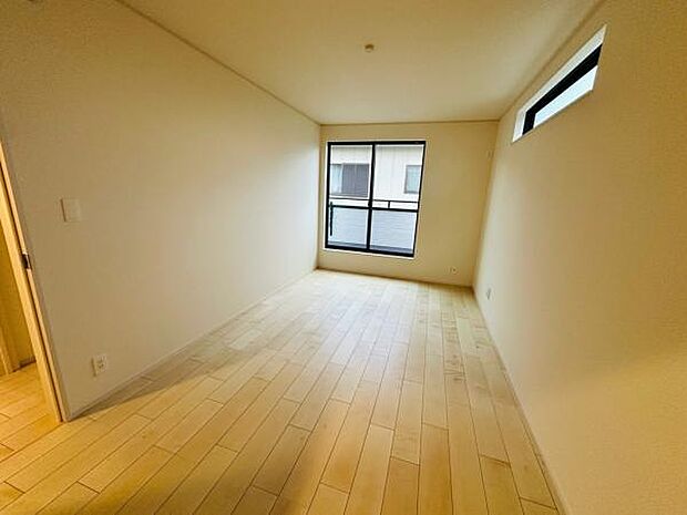 （A号棟） 主寝室である7.5帖の洋室です。大きめのベッドでも十分入る広さです。