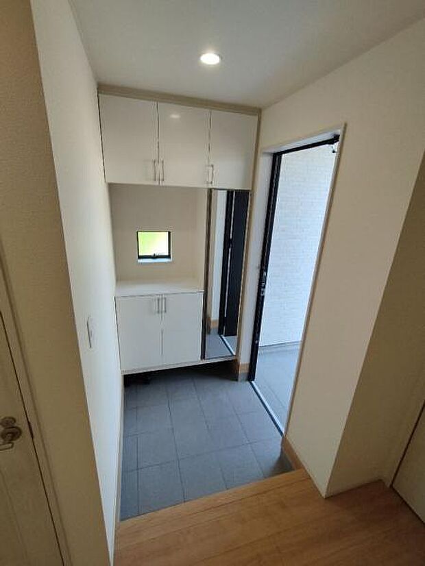 C号棟 靴の脱ぎ履きも2人並んでできる、余裕のある玄関スペースです。